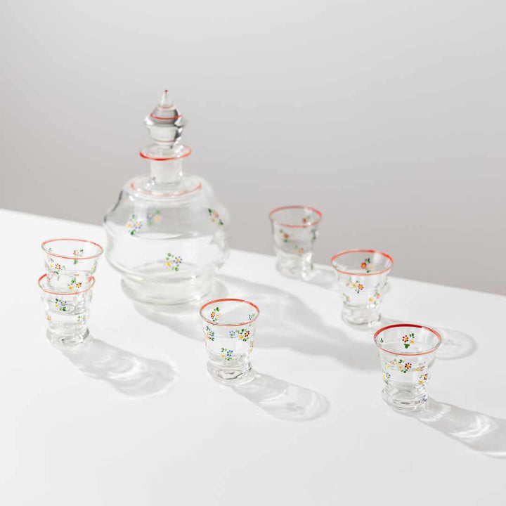 Likörset mit Blümchen, arrangiert