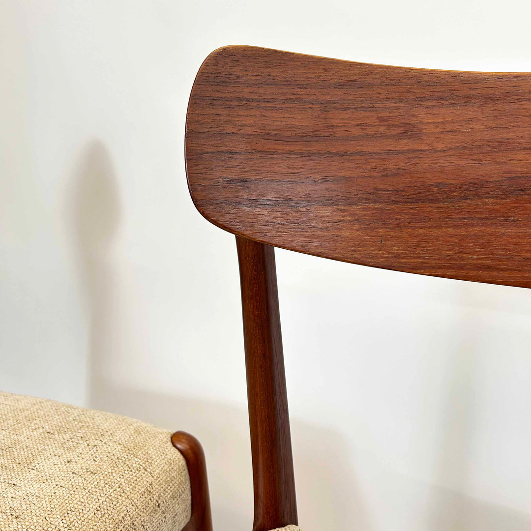 4 Stk. Teak Stühle von Glyngøre Stolefabrik,  2 Stühle arrangiert, Lehnen Detail