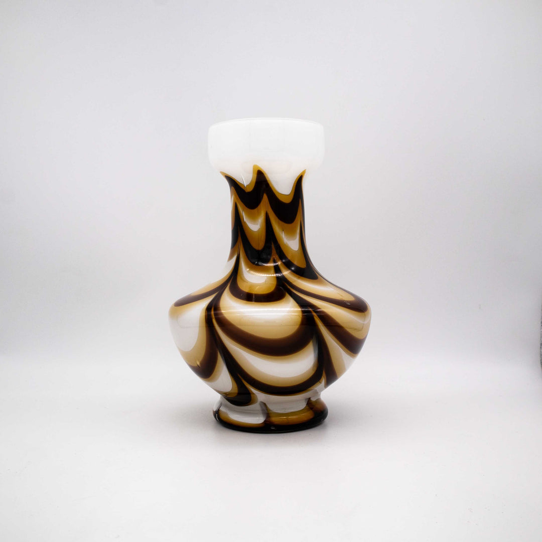 Große Braun-Weiße Opaline Florence Vase, Seitenansicht