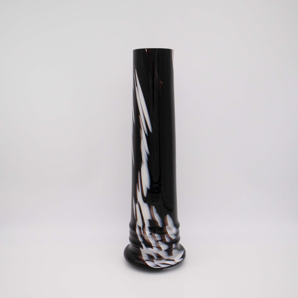 Dunkle Vase mit Marmorierung aus Weißglas, Seitenansicht