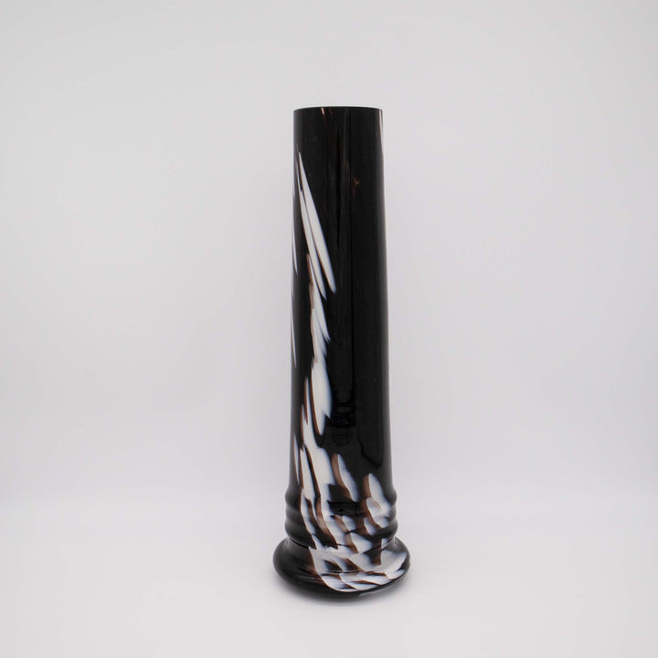 Dunkle Vase mit Marmorierung aus Weißglas, Seitenansicht