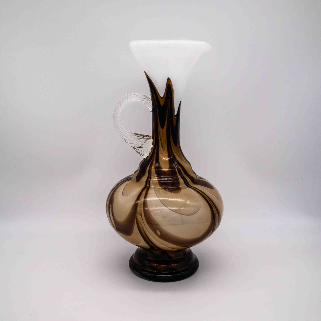Haselnuss-braune Krugvase, Seitenansicht