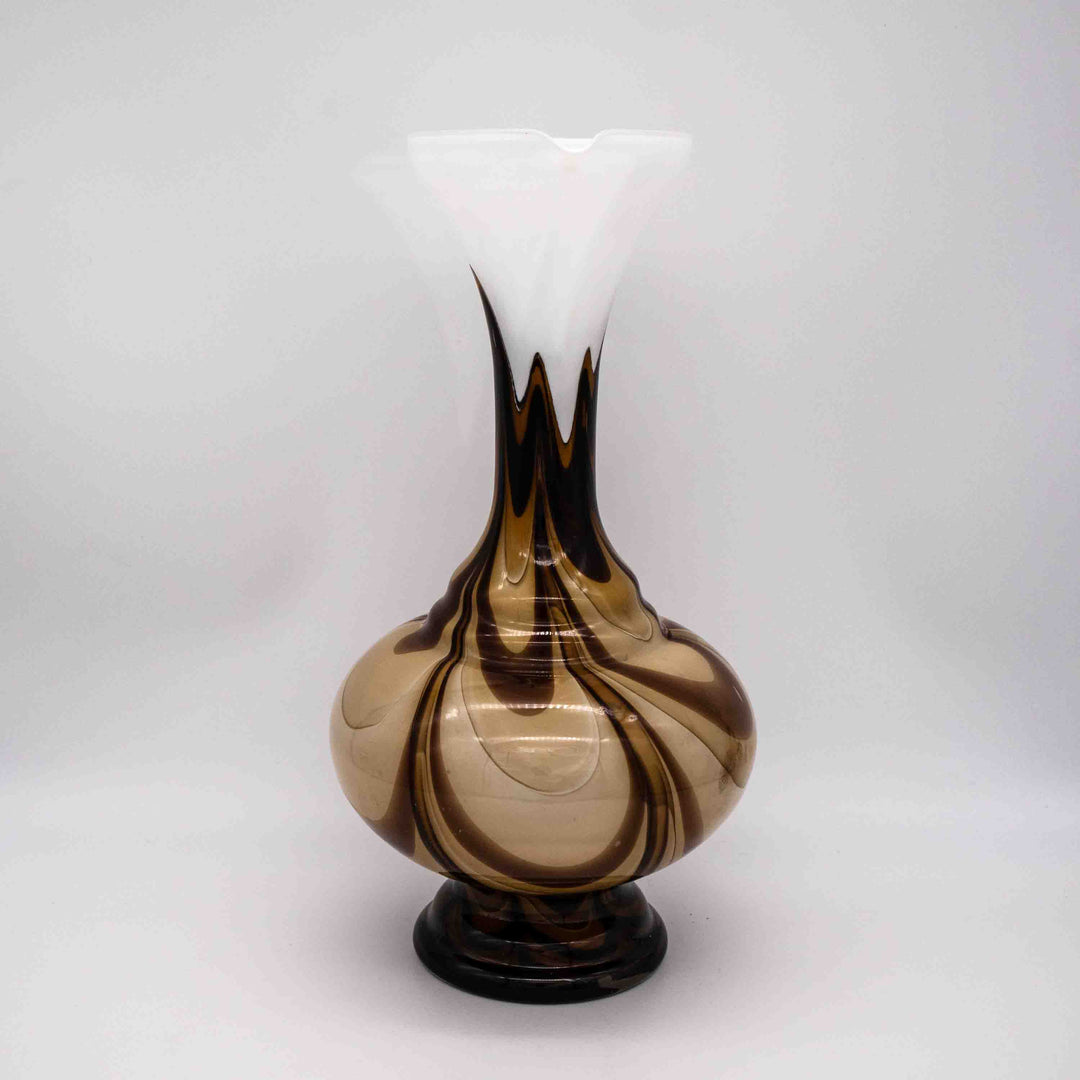 Haselnuss-braune Krugvase, Vorderseite