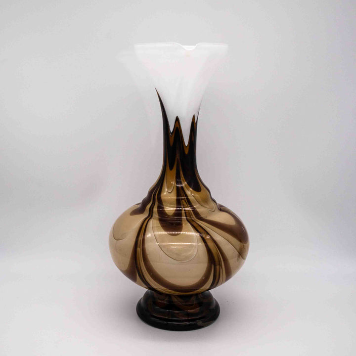 Haselnuss-braune Krugvase, Vorderseite