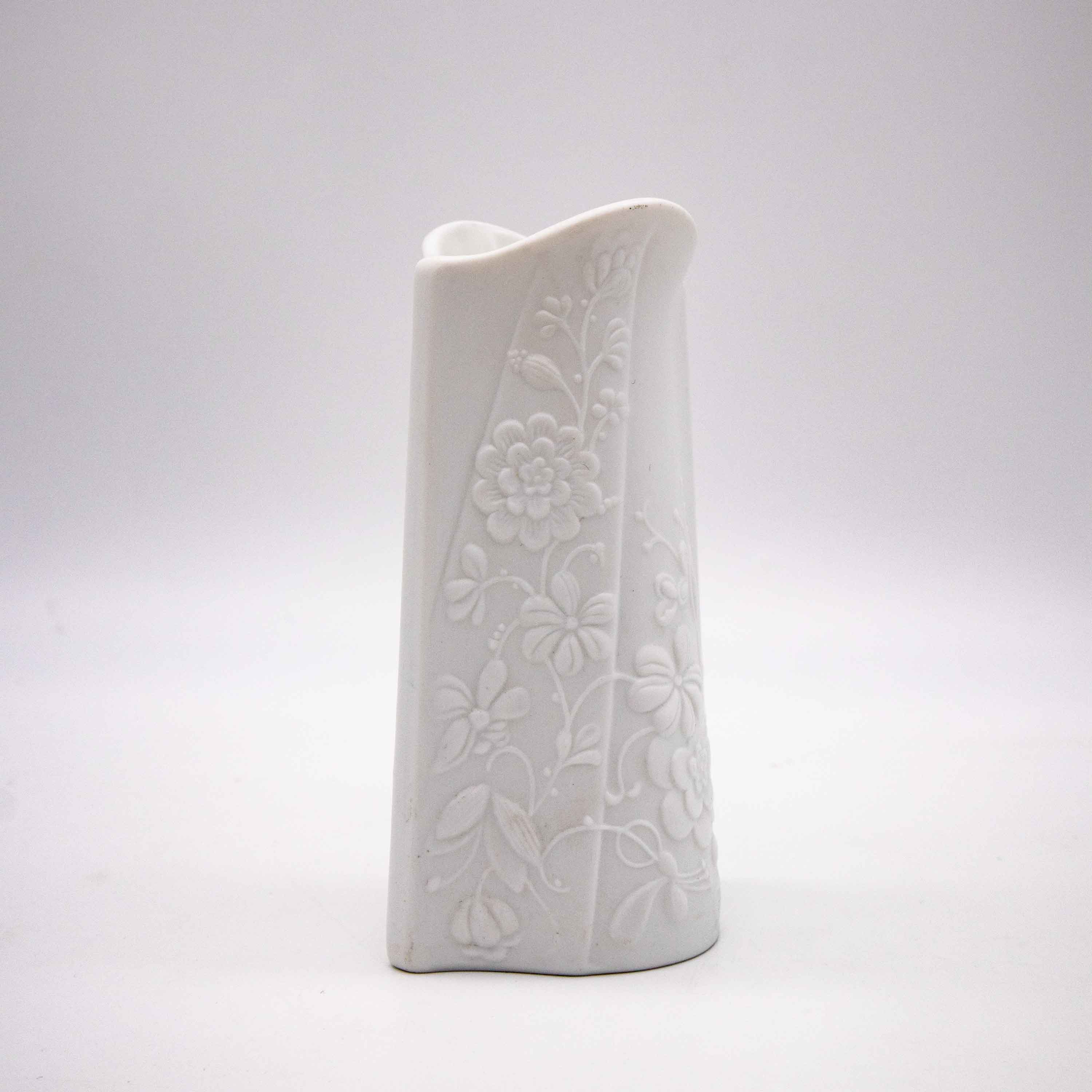 Vintage biscuit porcelain vase by Manfred Frey for AK Kaiser – Tandlas