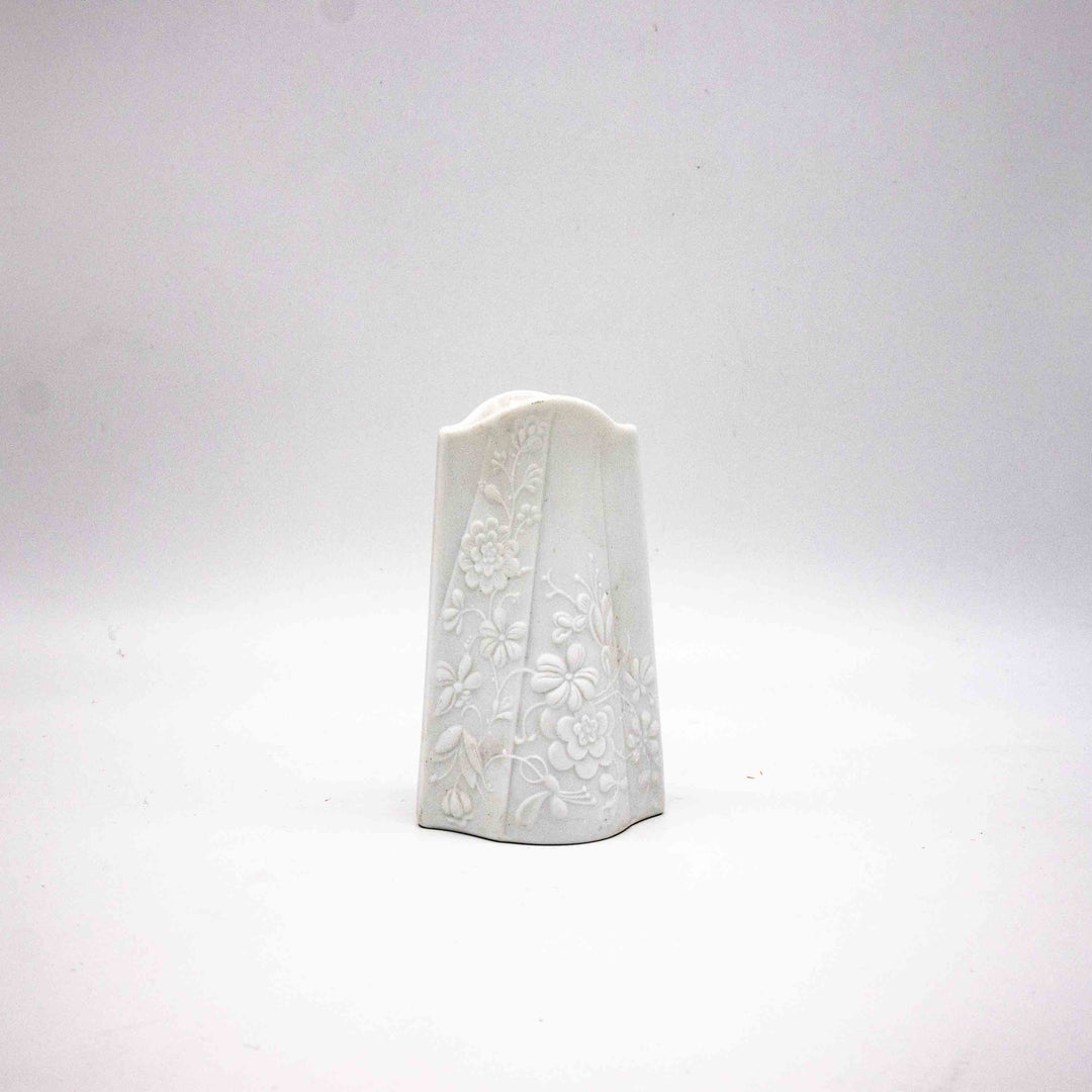 Biskuitporzellan Vase von Manfred Frey für AK Kaiser, leicht schräg stehend