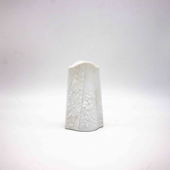 Biskuitporzellan Vase von Manfred Frey für AK Kaiser, leicht schräg stehend