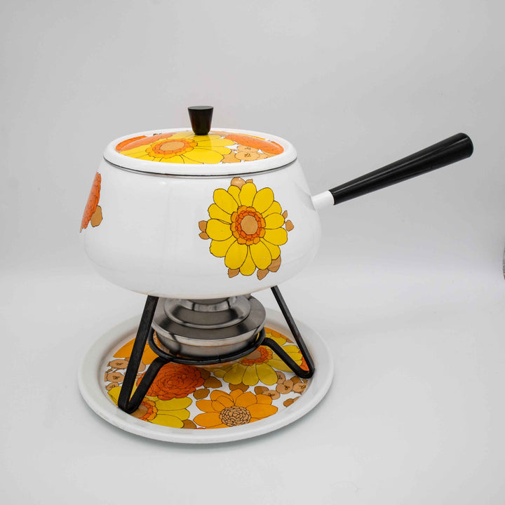 Fondue Set Emaille mit gelben und orangen Blumen, Seitenansicht rechts
