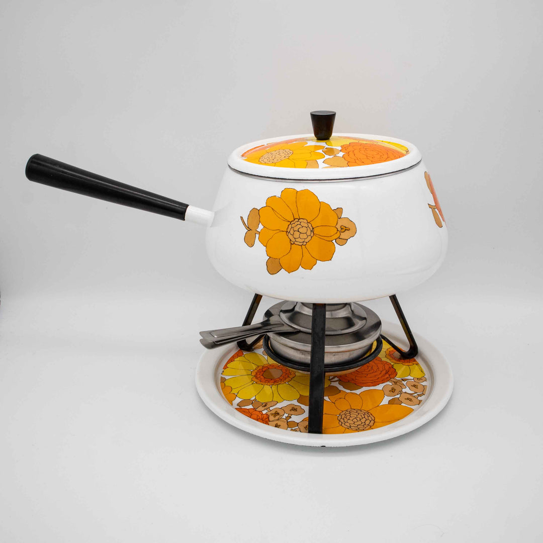 Fondue Set Emaille mit gelben und orangen Blumen, Seitenansicht links