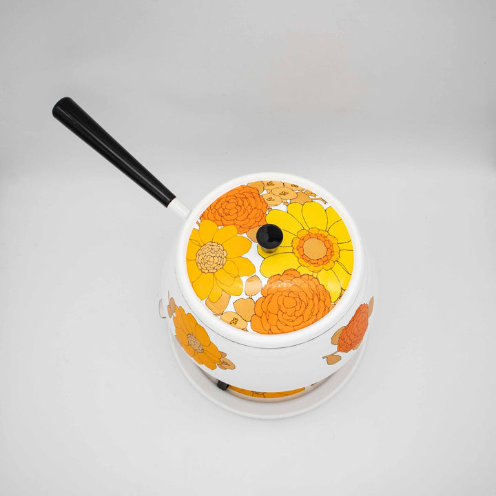 Fondue Set Emaille mit gelben und orangen Blumen, von oben fotografiert