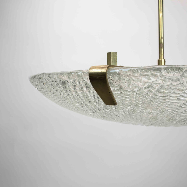 Deckenlampe von J.T. Kalmar mit Messing und Eisglas, Detailansicht Messing