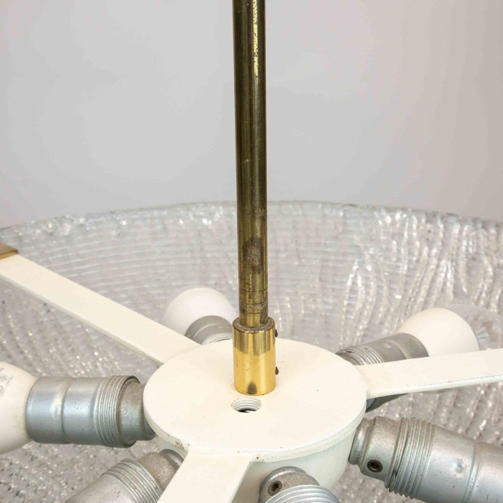 Deckenlampe von J.T. Kalmar mit Messing und Eisglas, Detailansicht Lampe