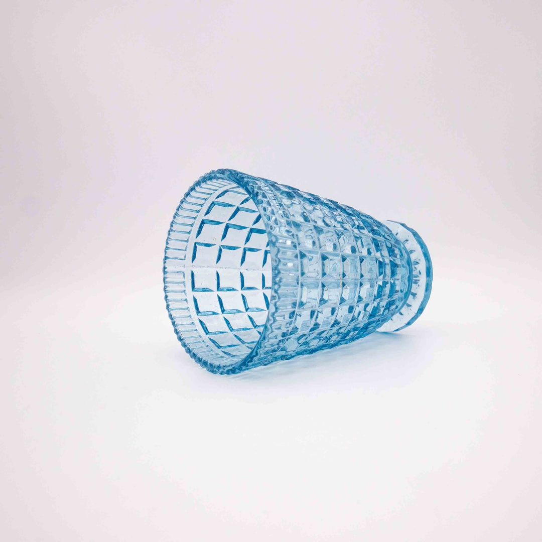 Hellblaue Sellerie Vase, liegend