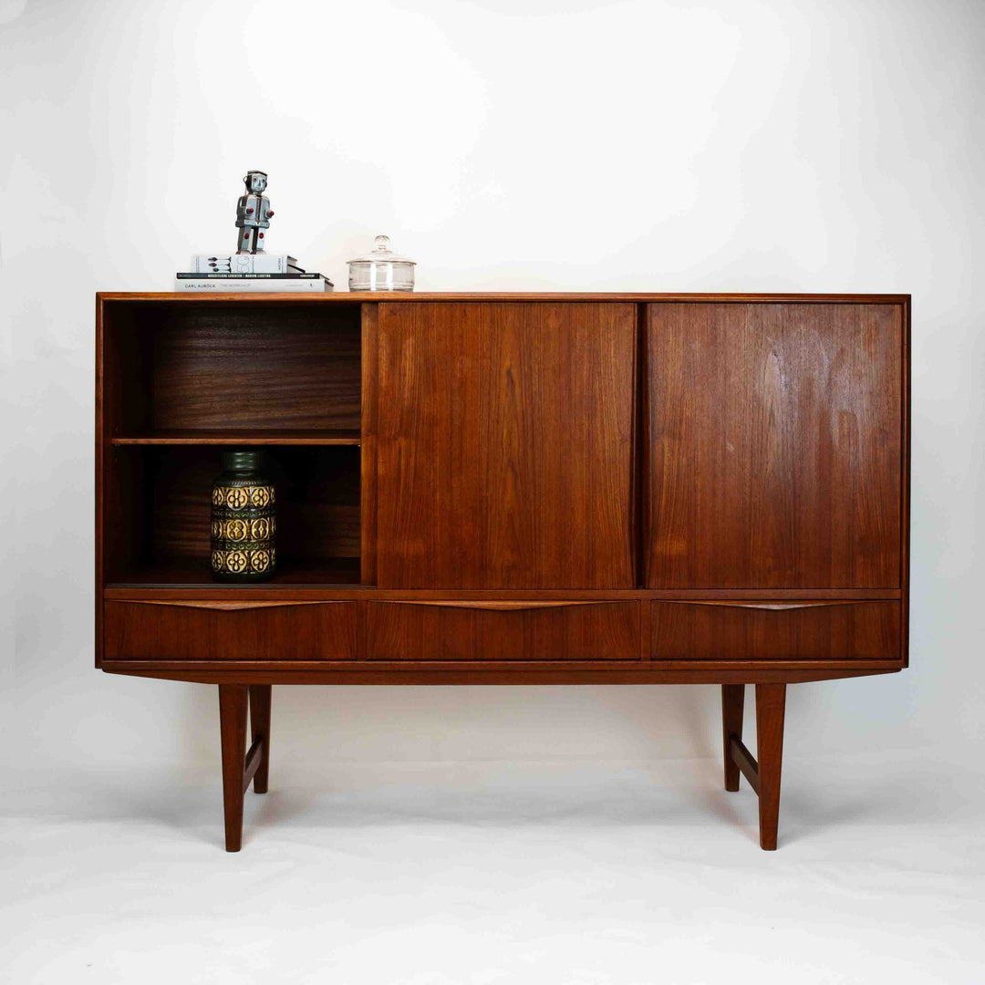 Dänisches Teak Highboard von E.W. Bach für Sejling Skabe, geöffnet und arrangiert