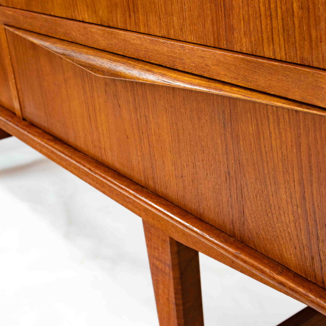 Dänisches Teak Highboard von E.W. Bach für Sejling Skabe, Detailansicht Griff Schublade