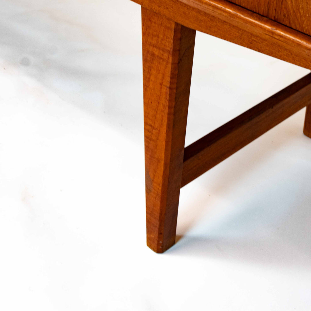 Dänisches Teak Highboard von E.W. Bach für Sejling Skabe, Detailansicht Fehlstelle am Fuß