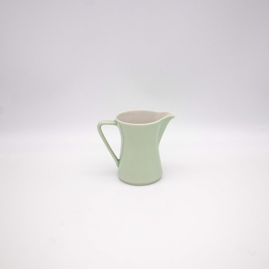 Kleine Lilien Porzellan Milchkanne, Seitenansicht rechts