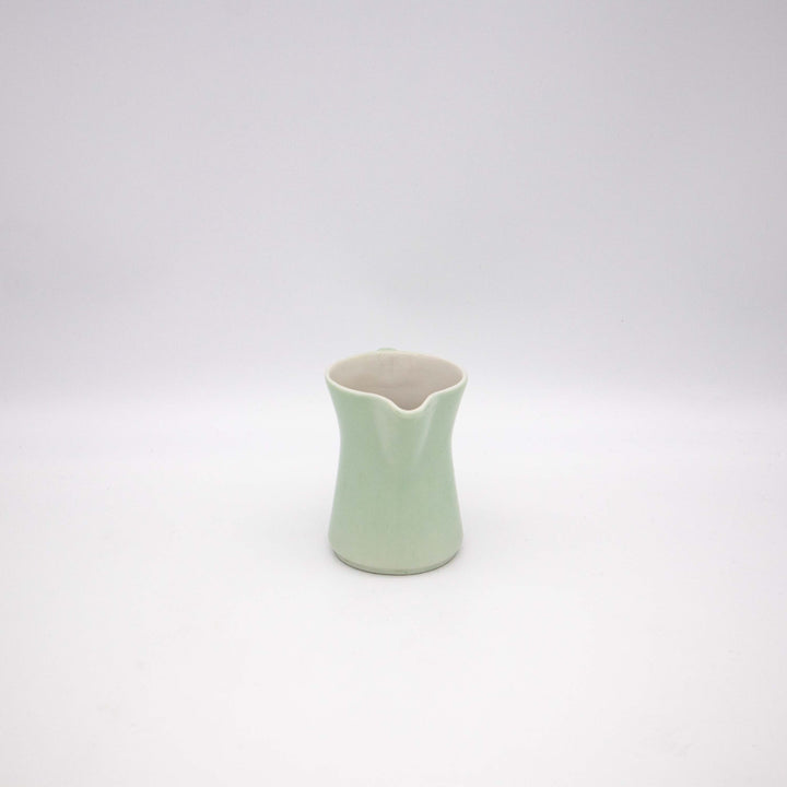 Lilien Porzellan Milchkanne, Vorderseite