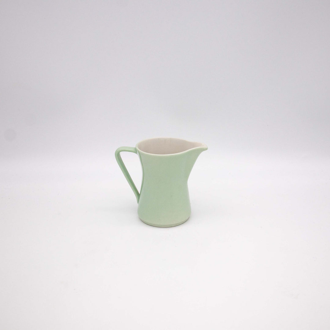 Kleine Lilien Porzellan Milchkanne, Seitenansicht rechts