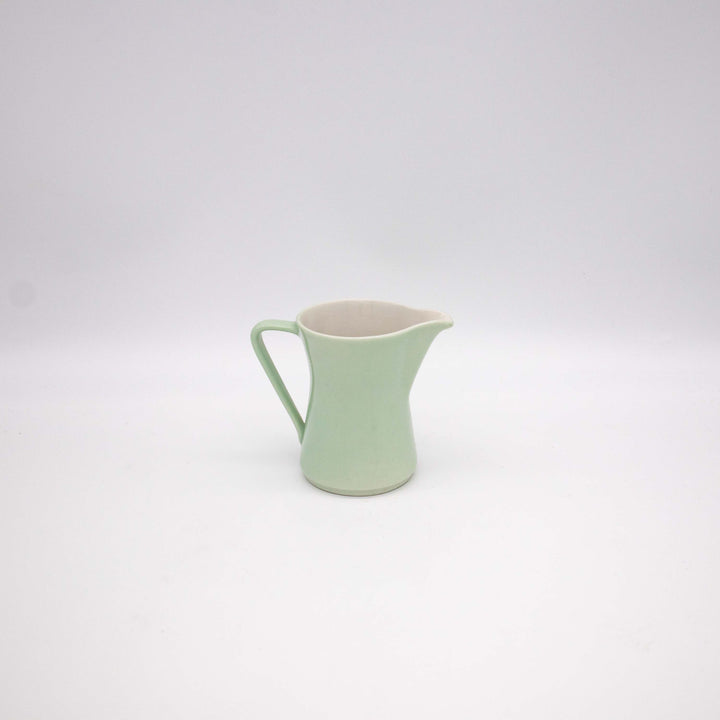 Kleine Lilien Porzellan Milchkanne, Seitenansicht rechts