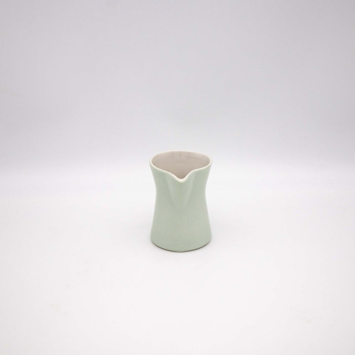 Lilien Porzellan Milchkanne, Vorderseite