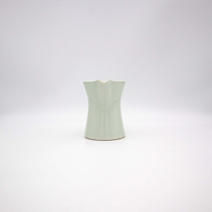 Lilien Porzellan Milchkanne, Vorderseite