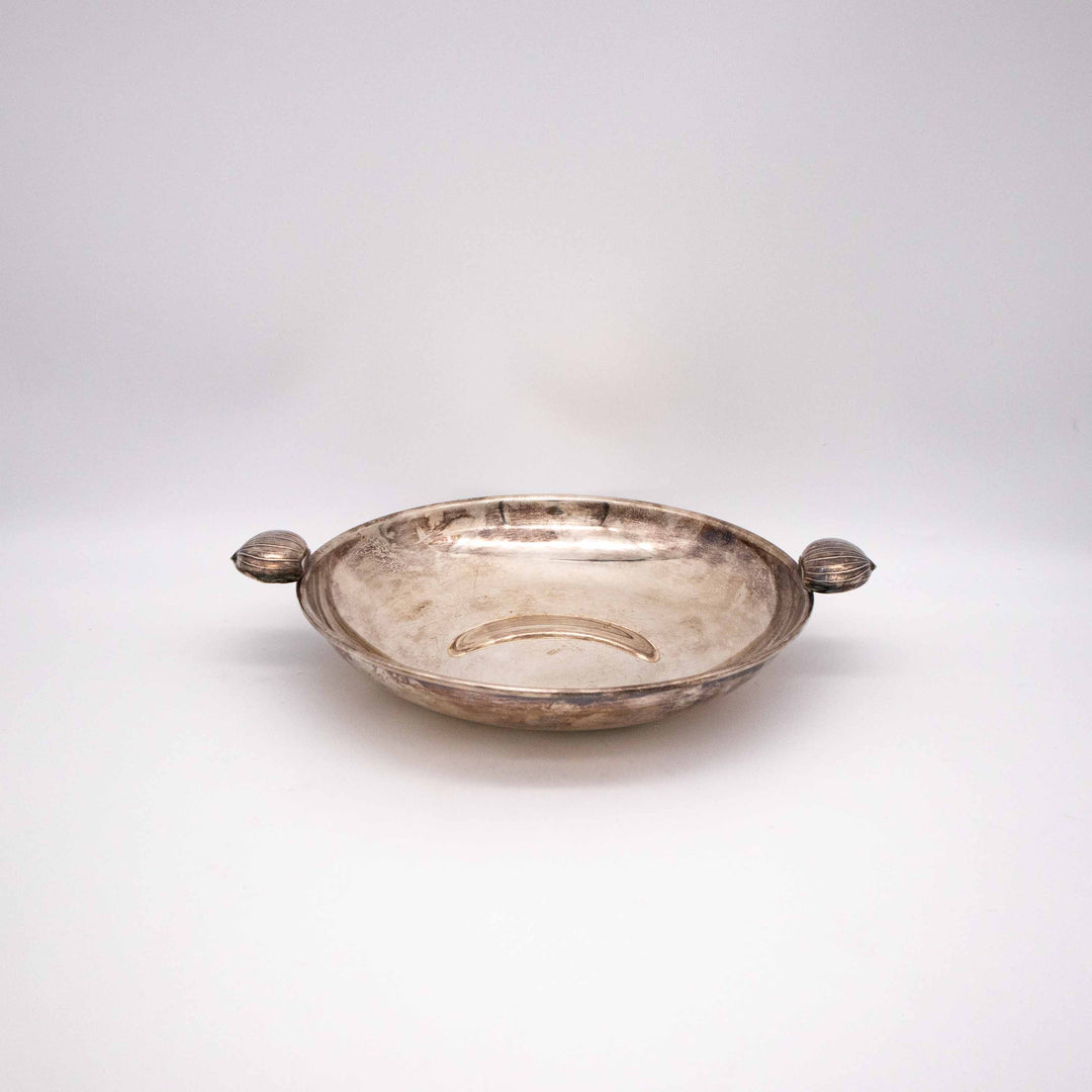 Versilberte Schale mit Muschelhenkel, Rückseite