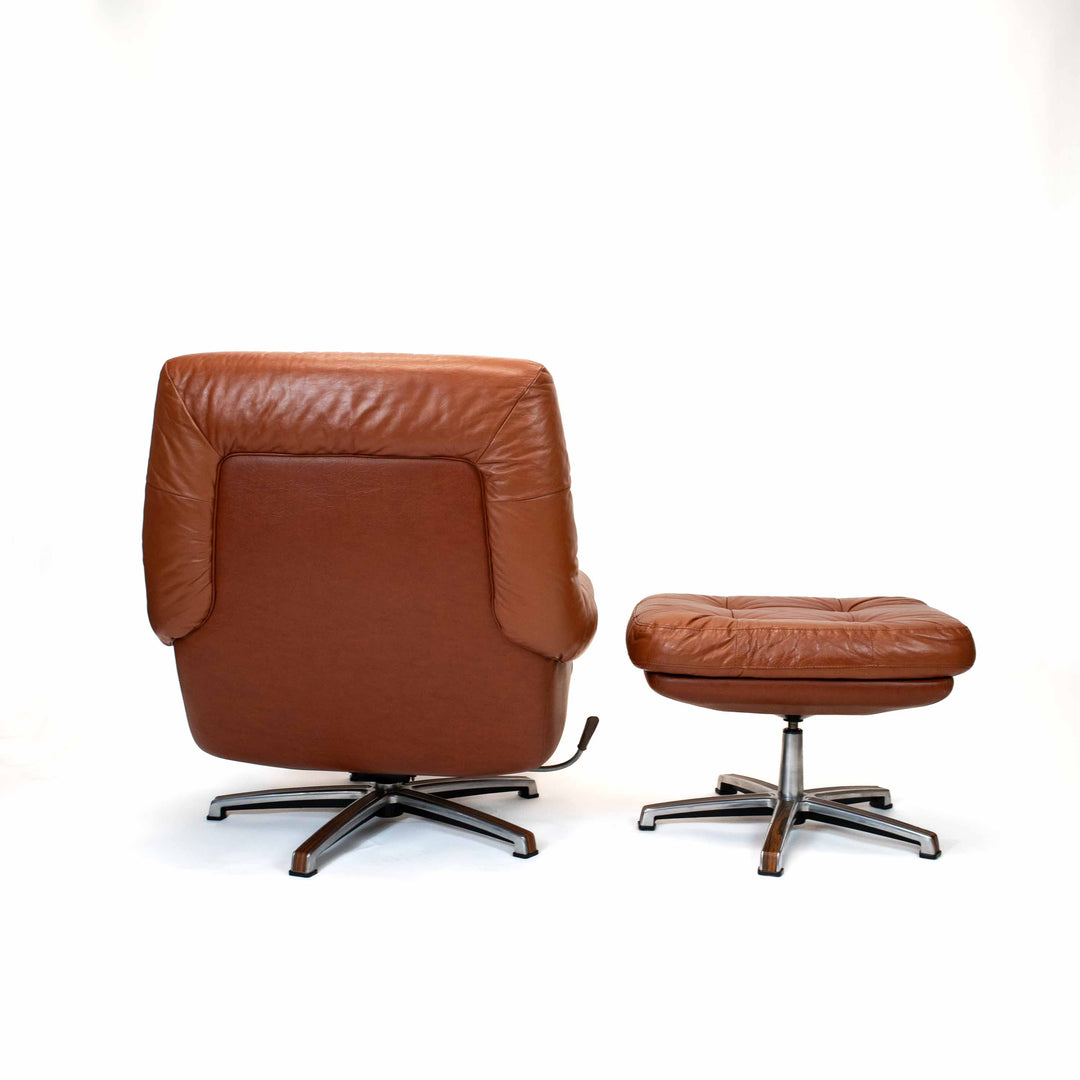 Vintage Cognacfarbener Leder Lounge Sessel mit Fußhocker, Nebeneinander Rückseite