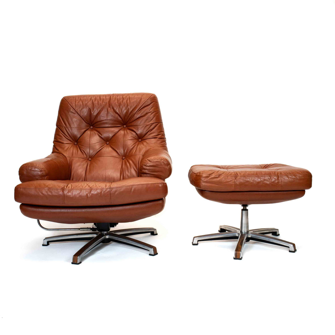 Vintage Cognacfarbener Leder Lounge Sessel mit Fußhocker, Vorderseite, neben einander