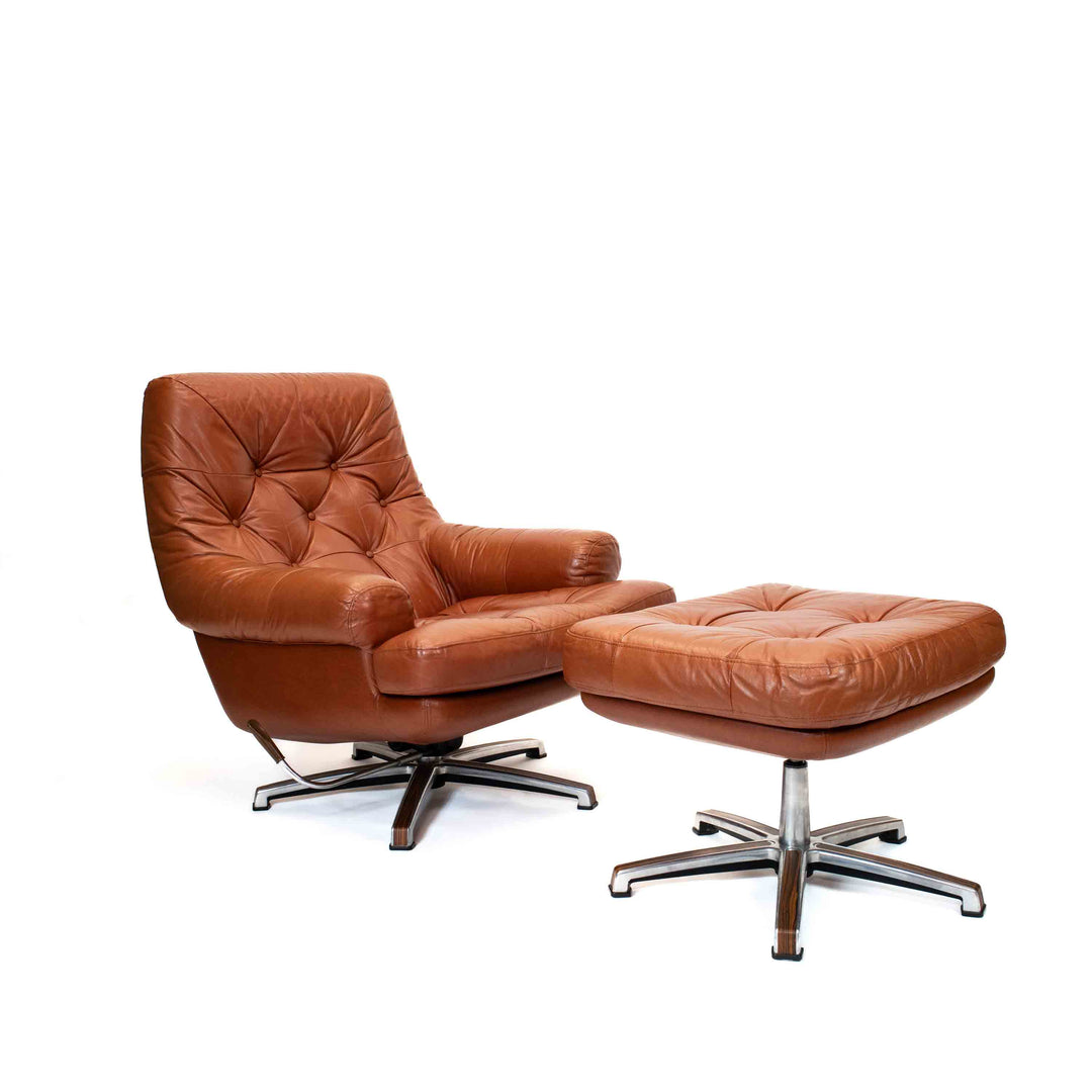 Vintage Cognacfarbener Leder Lounge Sessel mit Fußhocker, leicht schräg stehend