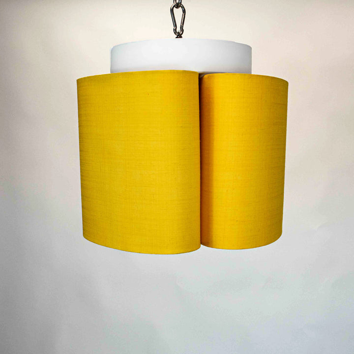 Vintage Deckenlampe mit 3 gelben Stoffschirmen aus den 1960er Jahren, Seitenansicht rechts