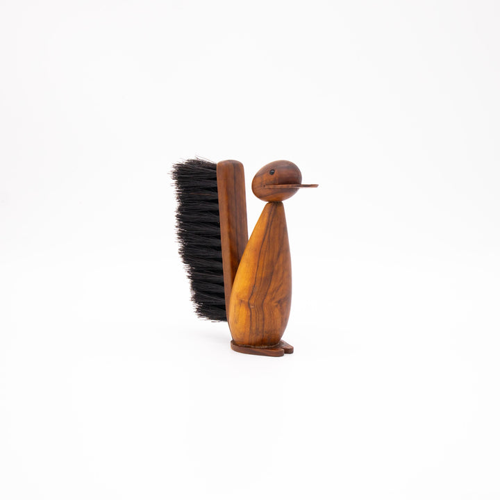 Vintage Teak Kleiderbürste in Entenform, leicht schräg stehend