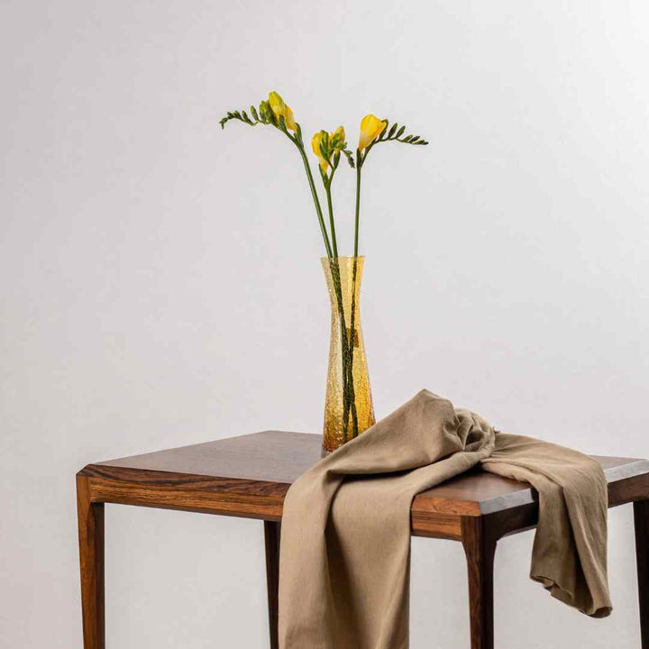 Gelbe Craquelé Vase von Ingrid Glas, arrangiert