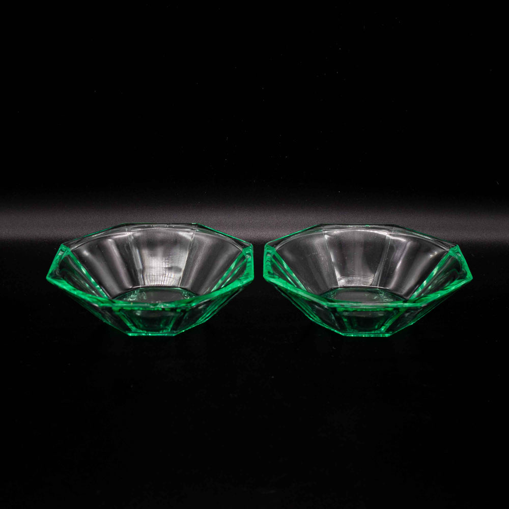 Grüne Glasschüsseln, Vorderseite