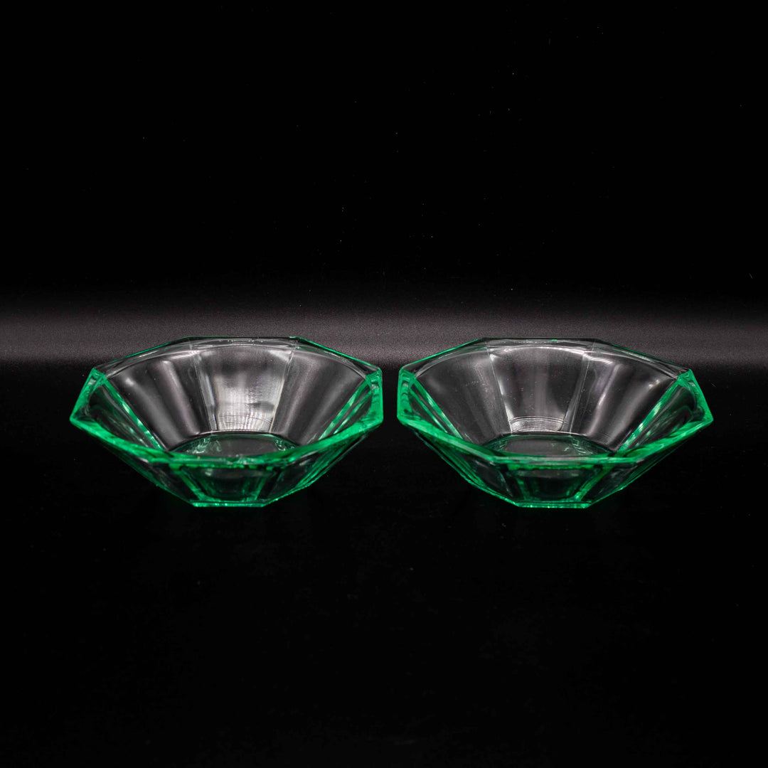 Grüne Glasschüsseln, Vorderseite