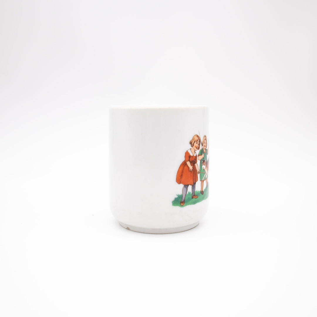 Kaffeehäferl mit Kinderspielen, Seitenansicht links