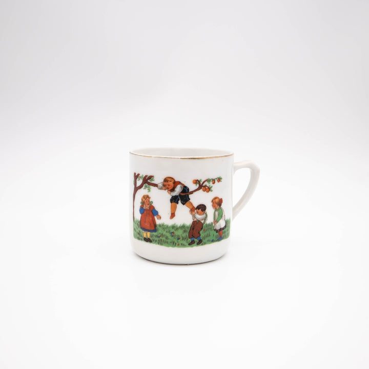 Kaffeetasse mit Kindern im Apfelbaum, Vorderseite