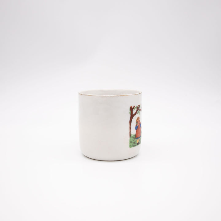 Kaffeetasse mit Kindern im Apfelbaum, Seitenansicht links