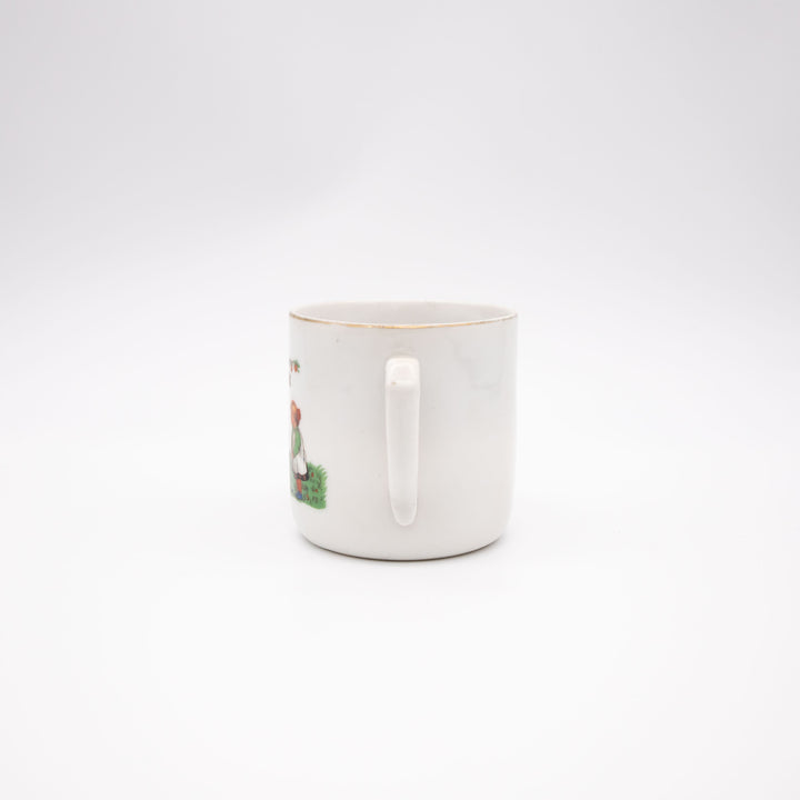 Kaffeetasse mit Kindern im Apfelbaum, Seitenansicht rechts