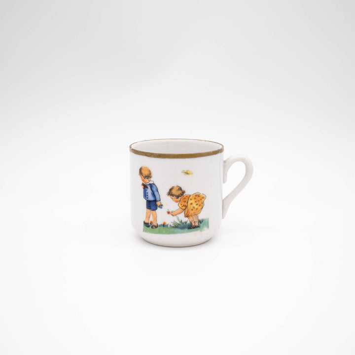 Mokkatasse mit blumenpflückenden Kindern, Vorderseite