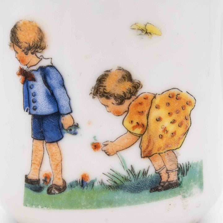 Mokkatasse mit blumenpflückenden Kindern, Detailansicht