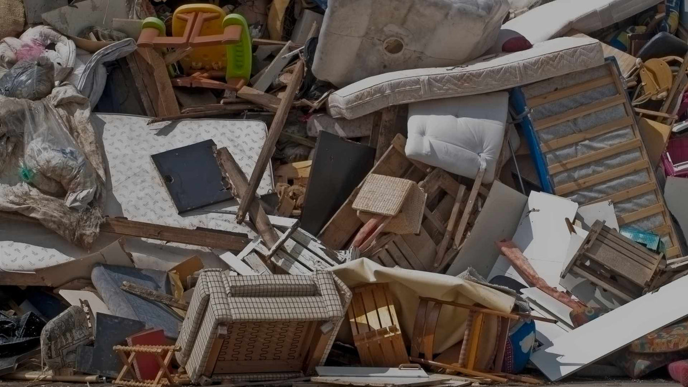 Bild einer Müllhalde voll Möbelstücken 