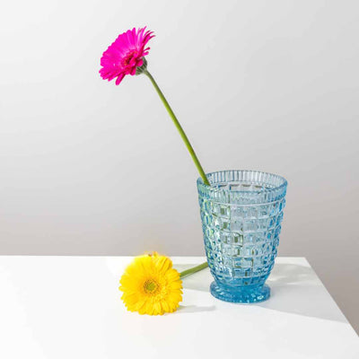 Hellblaue Sellerie Vase mit Blumen