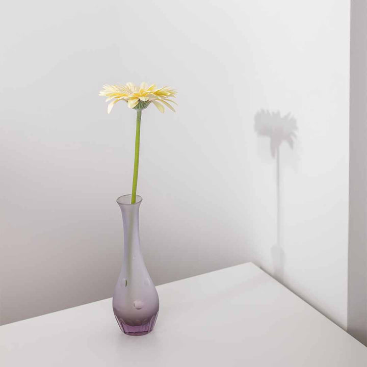 Lila Vase aus Neodymium Glas mit Blume