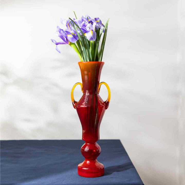 Natriumglas Vase von Zbigniew Horbowy, Vorderseite auf Tisch mit Blumen
