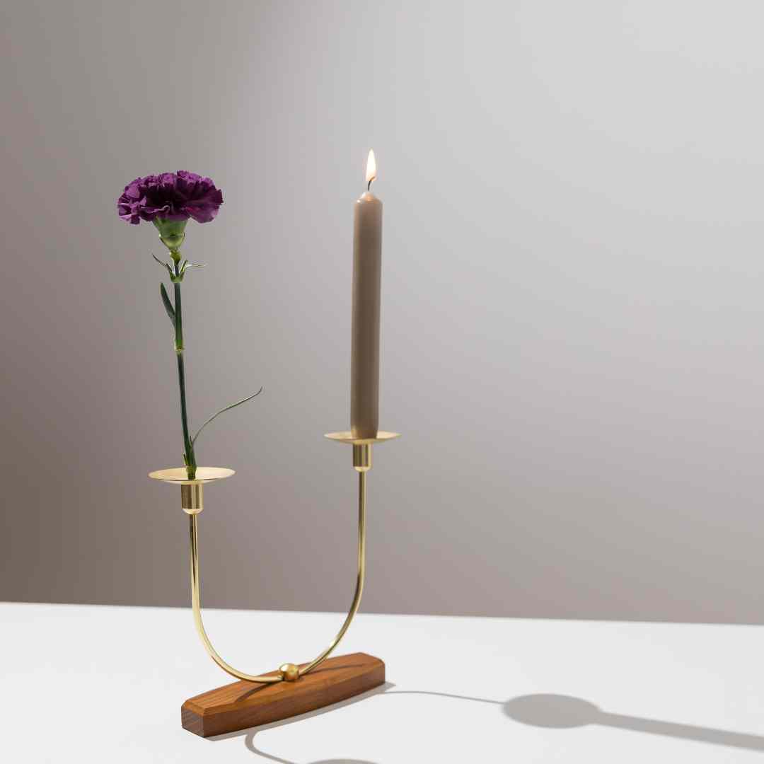 Kerzenständer mit Holzsockel, mit Kerze und Blume
