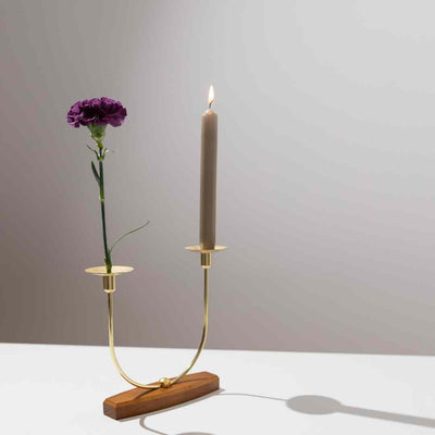 Kerzenständer mit Holzsockel, mit Kerze und Blume