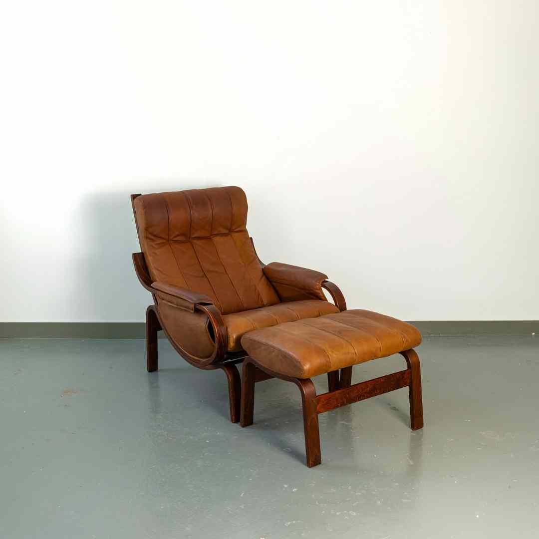 Orbit Lounge Sessel und Hocker von Ingmar Relling, leicht schräg stehend