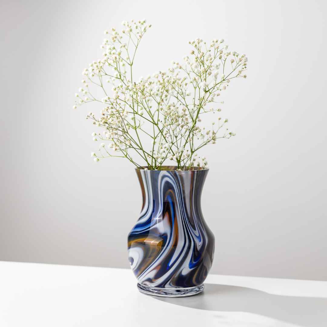 Marmorierte Vase mit Blumen