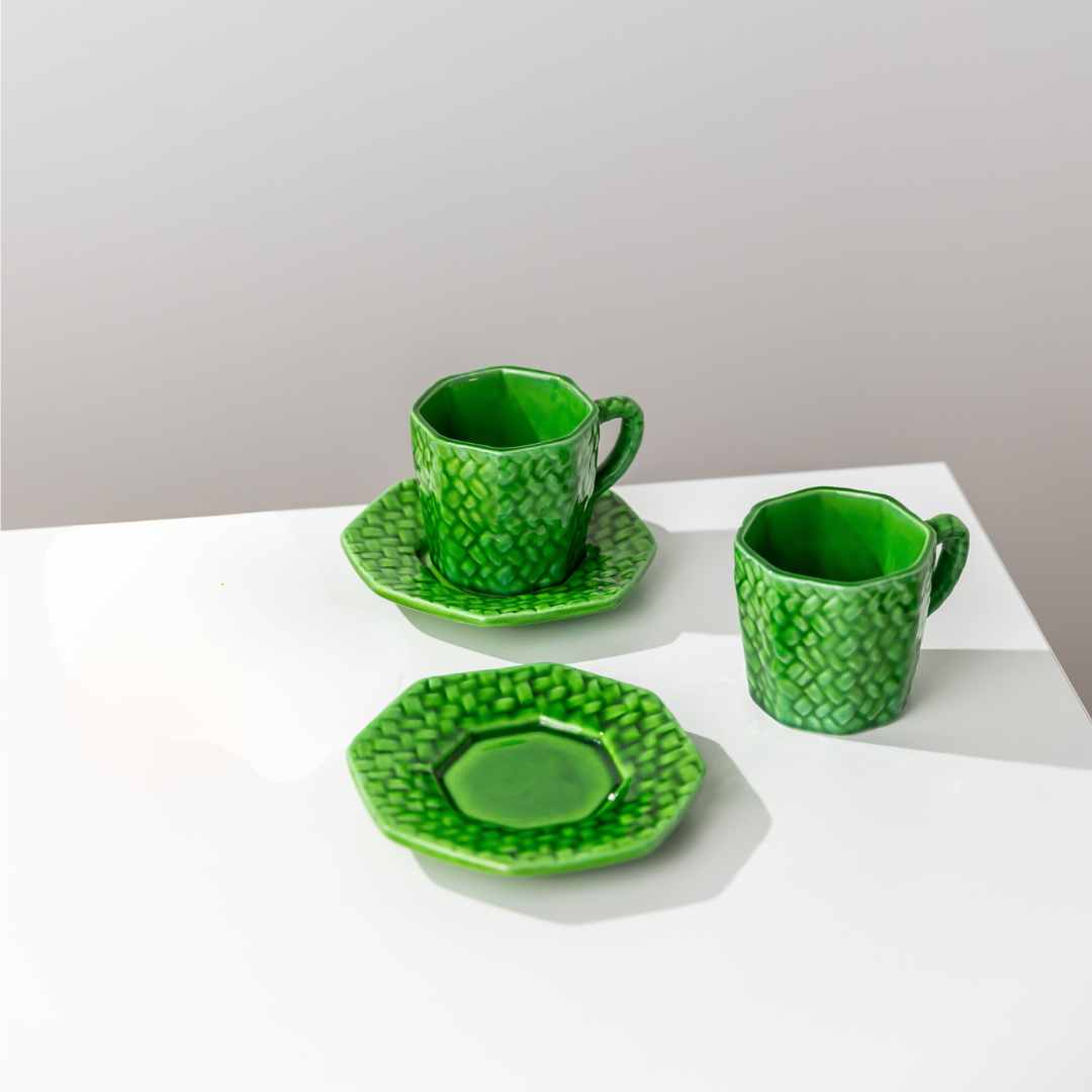 2 Tassen des 4er Sets Tassen für Mokka in Tannengrün auf Tischkante